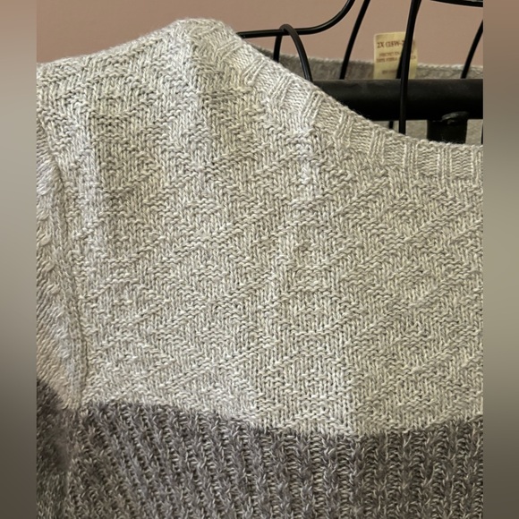 Mixed stitch color blocked sweater - Picture 2 of 5